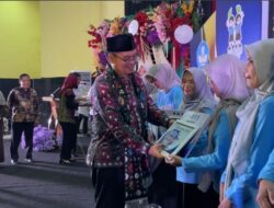 Guru Berprestasi Di OKU Menerima Penghargaan Dari Ketua PGRI, H. Teddy Meilwansyah, SST.P, M.M, MP.d