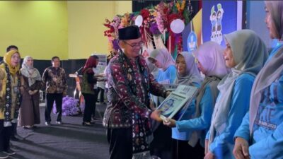 Guru Berprestasi Di OKU Menerima Penghargaan Dari Ketua PGRI, H. Teddy Meilwansyah, SST.P, M.M, MP.d