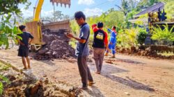 Anggota DPRD OKU Dapil IV Muhammad Abdul Gopur Membantu 5 Desa Perbaiki Jalan Rusak Antar Desa Di Kecamatan Peninjauan