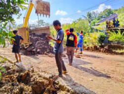 Anggota DPRD OKU Dapil IV Muhammad Abdul Gopur Membantu 5 Desa Perbaiki Jalan Rusak Antar Desa Di Kecamatan Peninjauan