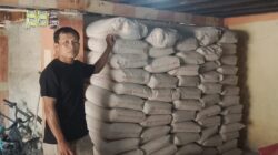 Wakil Bupati OKU H. Marjito Bachri Berikan Bantuan Semen Masyarakat Desa Kemala Jaya Untuk Perbaikan Jalan Usaha Tani