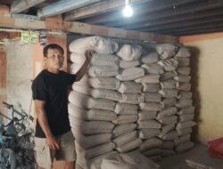 Wakil Bupati OKU H. Marjito Bachri Berikan Bantuan Semen Masyarakat Desa Kemala Jaya Untuk Perbaikan Jalan Usaha Tani