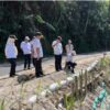 Kepala Dinas Bina Marga Dan Bina Konstruksi (BMBK) Provinsi Lampung M. Taufiqullah Meninjau Pembangunan Turap Bambu Penahan Longsor Di Ruas Jalan Batas Liwa Dengan Sumatera Selatan