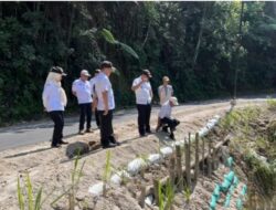 Kepala Dinas Bina Marga Dan Bina Konstruksi (BMBK) Provinsi Lampung M. Taufiqullah Meninjau Pembangunan Turap Bambu Penahan Longsor Di Ruas Jalan Batas Liwa Dengan Sumatera Selatan