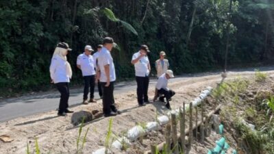 Kepala Dinas Bina Marga Dan Bina Konstruksi (BMBK) Provinsi Lampung M. Taufiqullah Meninjau Pembangunan Turap Bambu Penahan Longsor Di Ruas Jalan Batas Liwa Dengan Sumatera Selatan