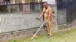 Beri Teladan Semangat Gotong Royong Jelang HUT Ke 81 RI Peratin Purawiwitan Turun Langsung Bersihkan Lingkungan