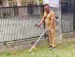 Beri Teladan Semangat Gotong Royong Jelang HUT Ke 81 RI Peratin Purawiwitan Turun Langsung Bersihkan Lingkungan