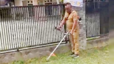 Beri Teladan Semangat Gotong Royong Jelang HUT Ke 81 RI Peratin Purawiwitan Turun Langsung Bersihkan Lingkungan
